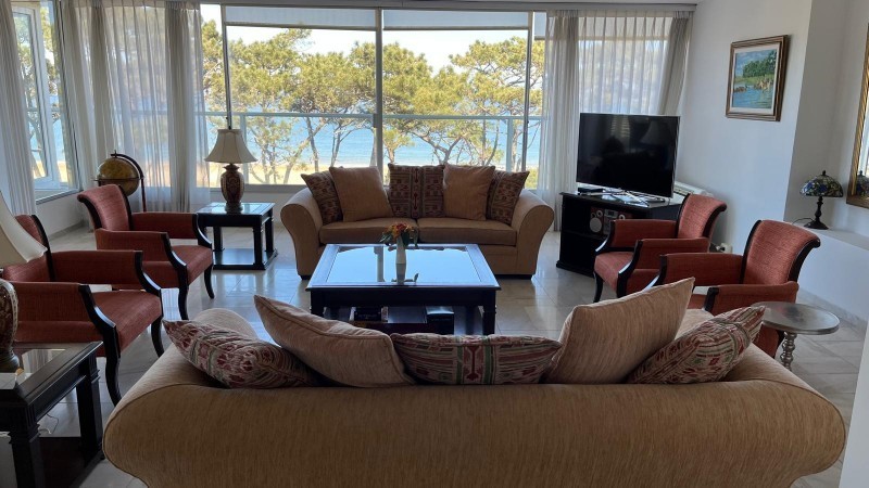 Departamento en venta en edificio primera línea